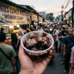 Wadah brownies lumer dengan antrean pembeli yang viral di latar belakang.