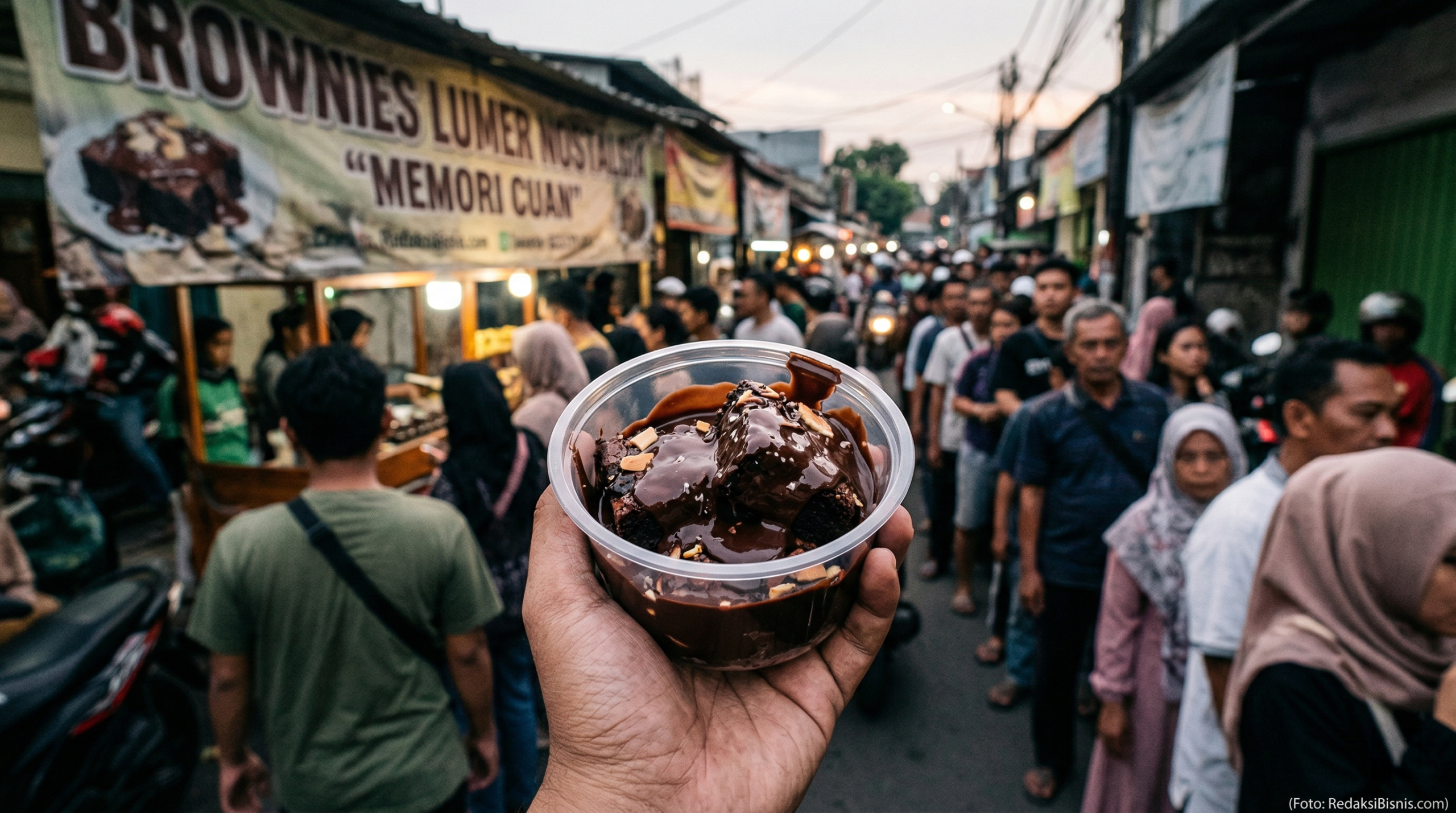 Wadah brownies lumer dengan antrean pembeli yang viral di latar belakang.